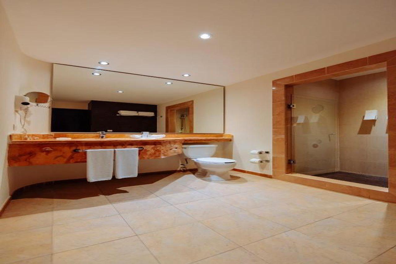 Occidental At Xcaret Destination Hotel Playa del Carmen Bagian luar foto A bathroom