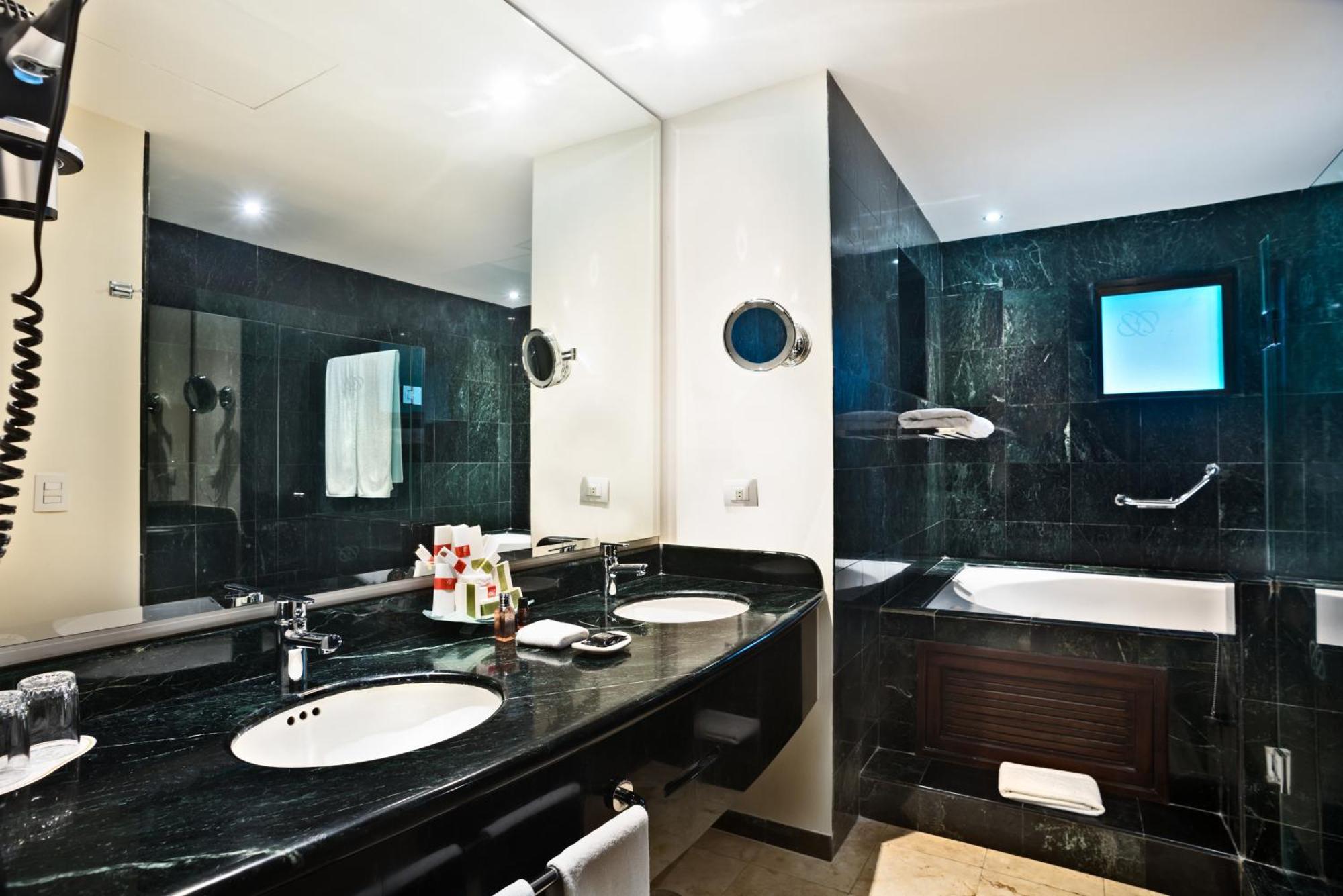 Occidental At Xcaret Destination Hotel Playa del Carmen Bagian luar foto Bathroom