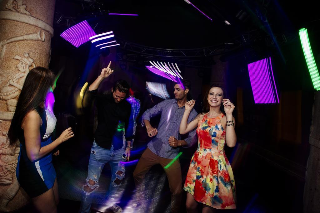 Occidental At Xcaret Destination Hotel Playa del Carmen Bagian luar foto People dancing in a nightclub