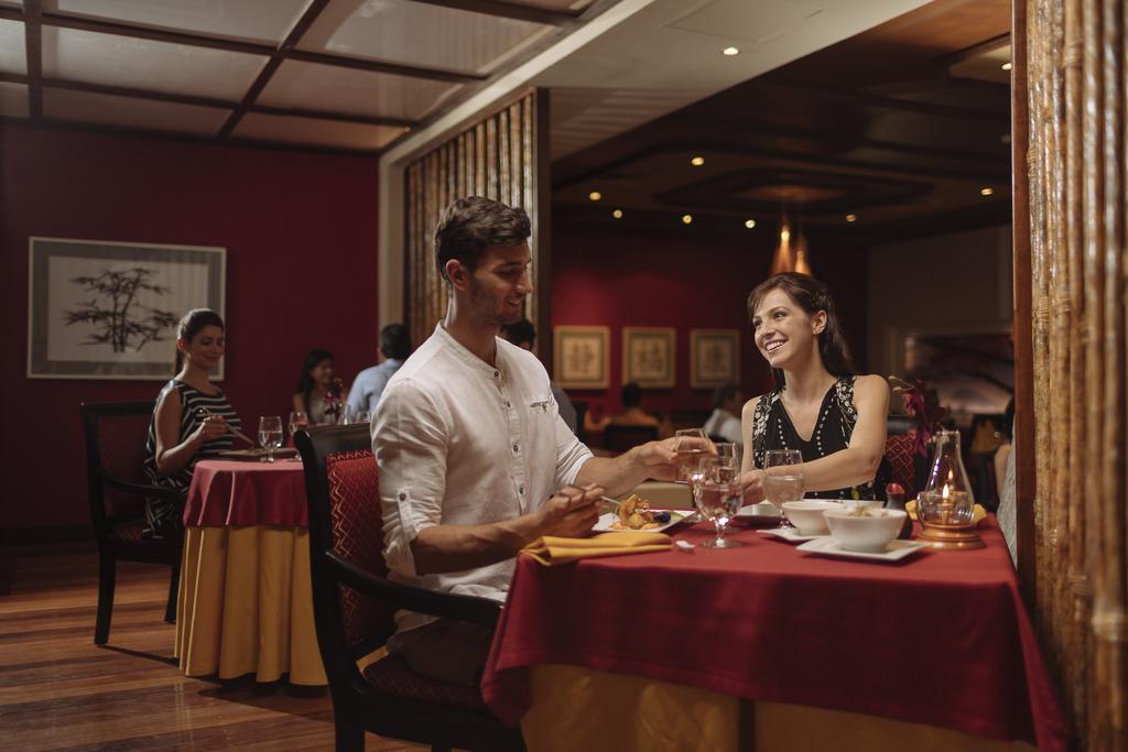 Occidental At Xcaret Destination Hotel Playa del Carmen Bagian luar foto A couple dining at a restaurant