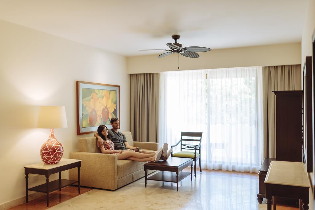Occidental At Xcaret Destination Hotel Playa del Carmen Bagian luar foto A living room with a ceiling fan